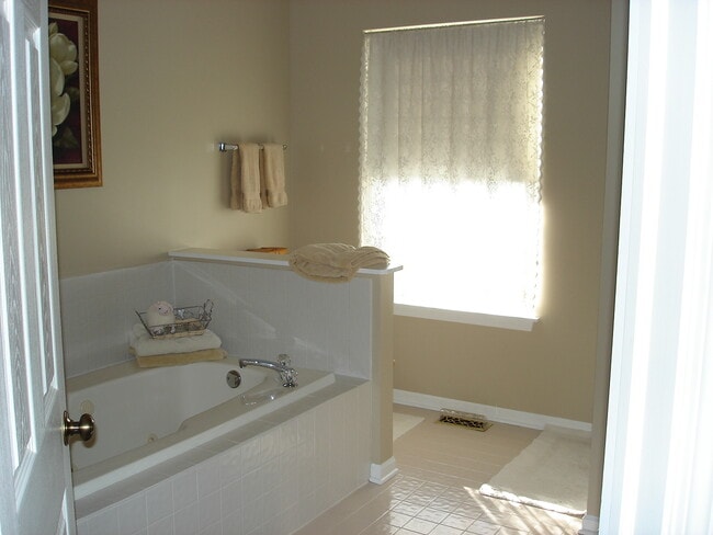 Building Photo - 324 Forest Dr