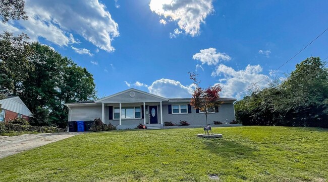 Building Photo - 3 Bedroom 2 Bathroom- Pets Okay