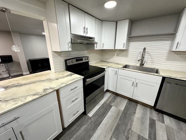 Building Photo - 1st Rent Month Free!! Stunning Partially F...