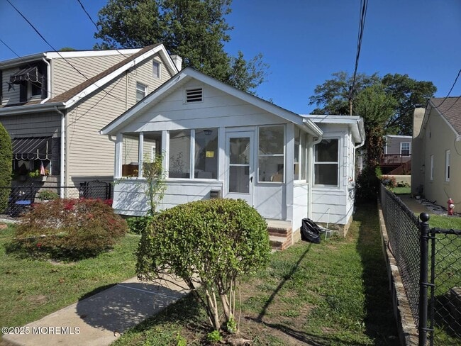 Primary Photo - 31 Seeley Ave