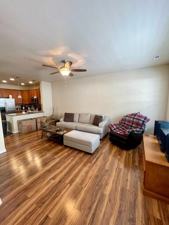 Building Photo - Modern Townhome