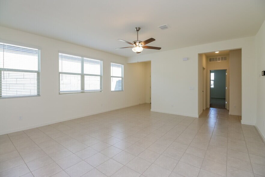 Building Photo - 4227 W Coneflower Ln