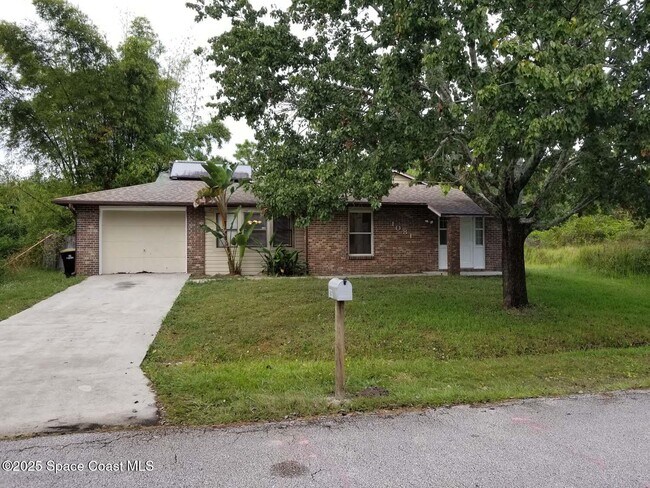 Primary Photo - 1081 Ivanhoe St NW
