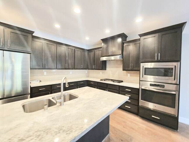Building Photo - Spacious 5 bedroom house