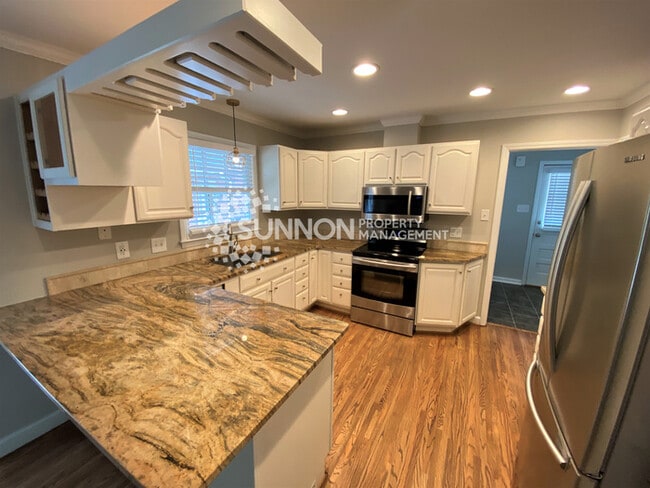 Building Photo - Charming 3 bed, 2.5 bath