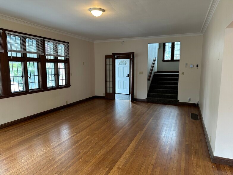 Living Room - 1003 E Washington St