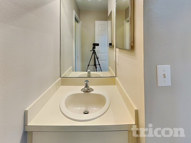 Building Photo - 6137 Skylarkcrest Dr