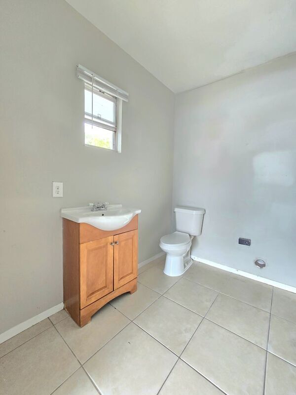 Building Photo - 824 N Florence Ave