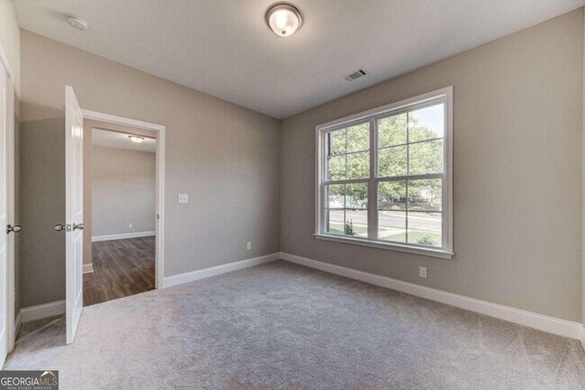 Building Photo - 1060 River Park Dr