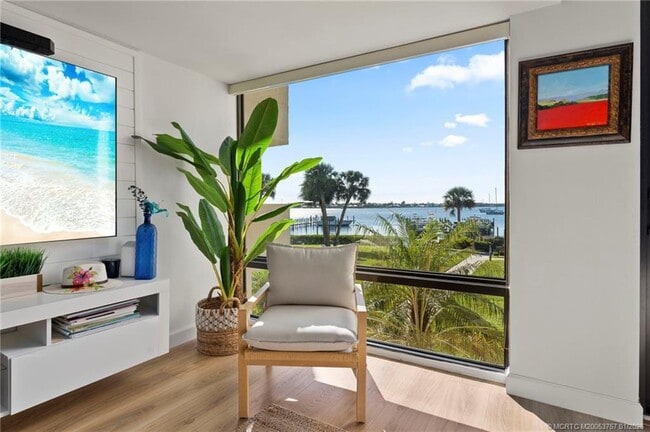 Building Photo - 625 NW North River Dr