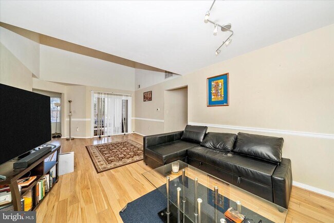 Building Photo - 6520 Lake Park Dr