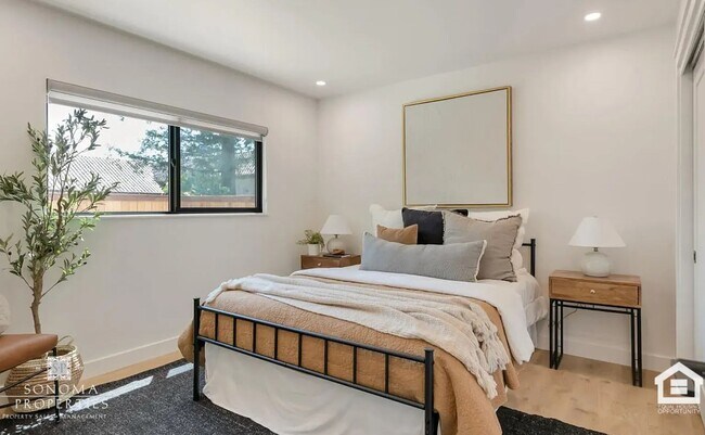 Building Photo - ***PRICE REDUCTION***  Modern Upstairs 2-B...