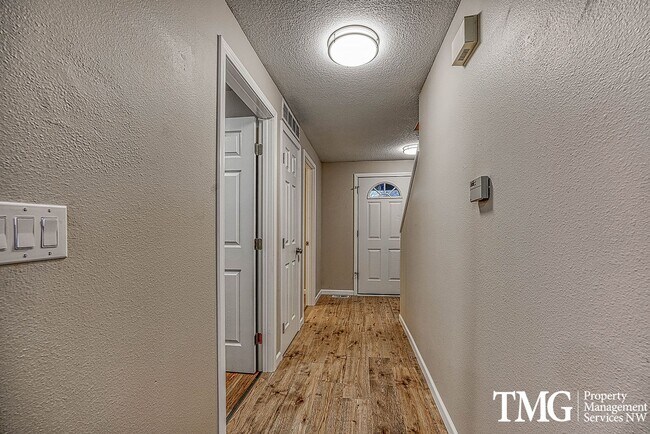 Building Photo - Wonderful 2 Story 3 Bed 2.5 Bath Home in Five Corners!