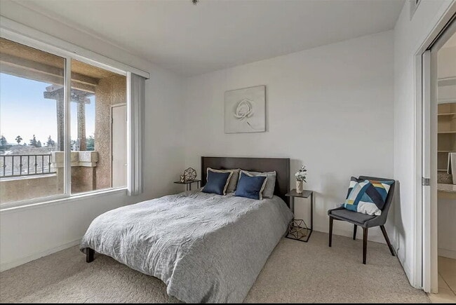 Building Photo - 1-bedroom, 1-bathroom top-floor corner unit condo offers comfort & convenience.