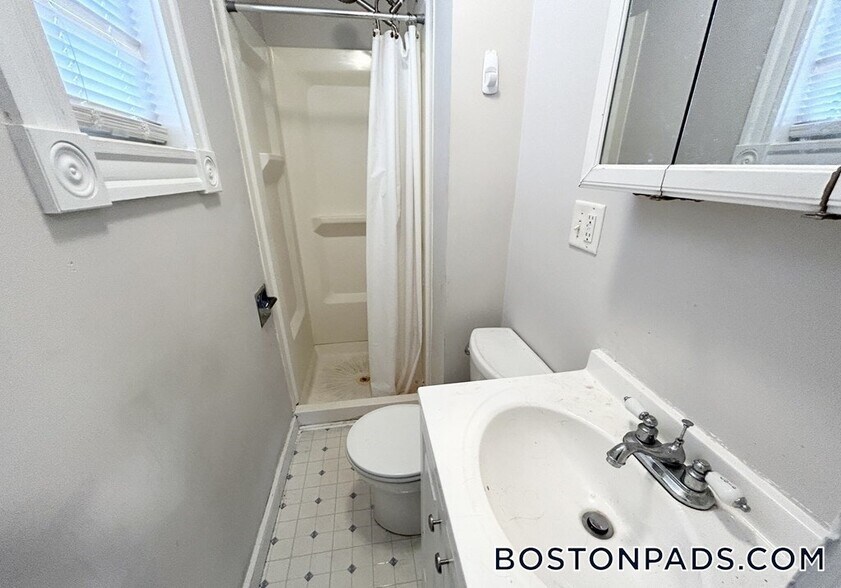 Building Photo - 103 Buttonwood St