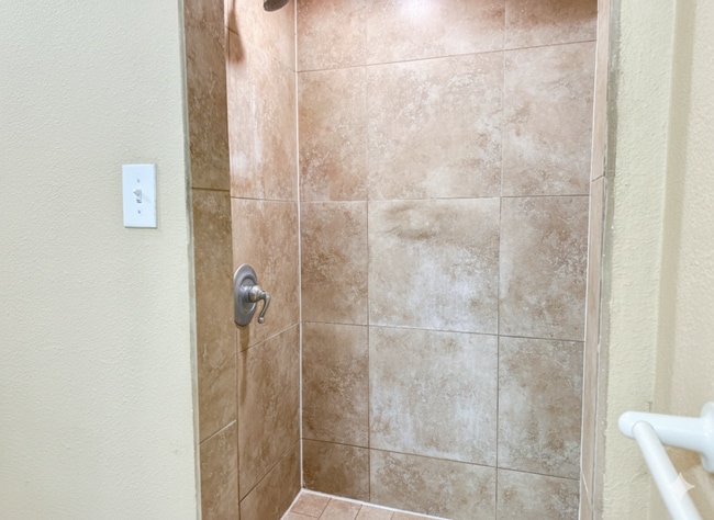 Building Photo - 5BR/2BA - OPEN HOUSE - INQUIRE - GREAT HOU...