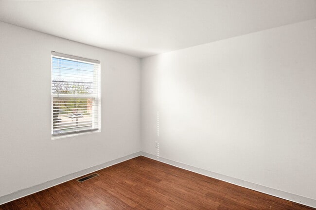 Building Photo - 827 E Wilson St