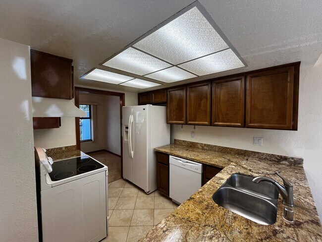 Building Photo - Charming Santa Cruz Townhouse: 3 Beds, 2.5...