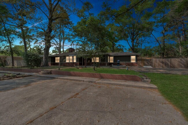 Building Photo - 602 Everett St
