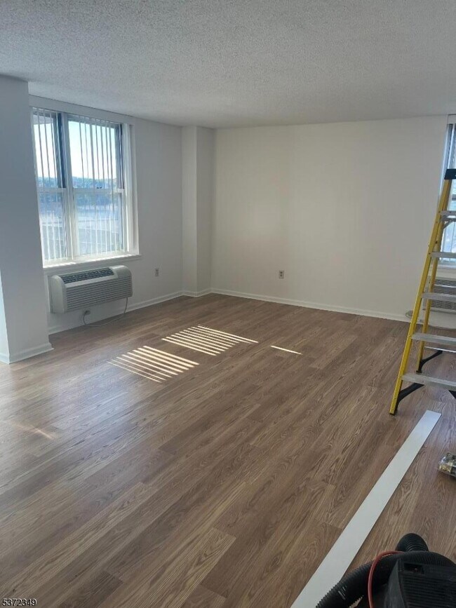 Building Photo - 300 Main St