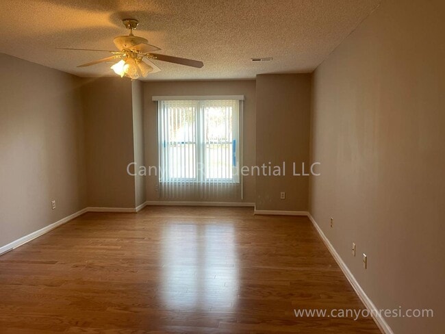 Building Photo - Beautiful 3b2b, ready to move in!