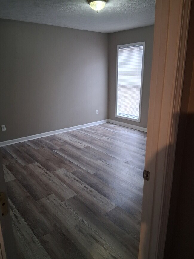 Building Photo - 120 Woods Edge Dr