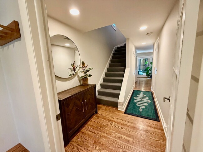 Building Photo - 747 W Dickens Ave