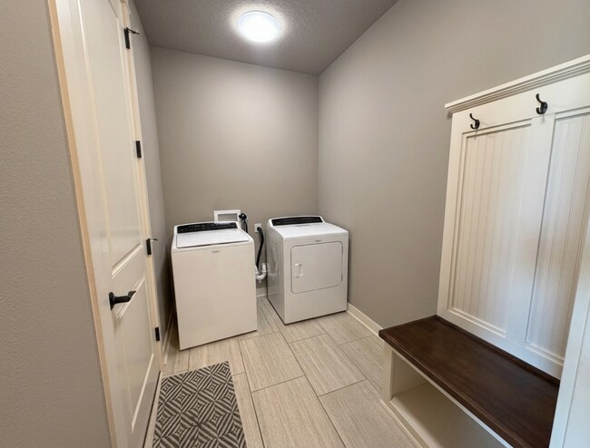 Building Photo - 5811-5815 Quarry Dr
