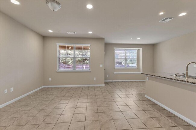 Building Photo - 2880 Donnell Dr
