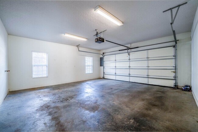 Building Photo - West Hills House 3BR/ 2.5BA, 2 Car garage, primary bedroom on main level