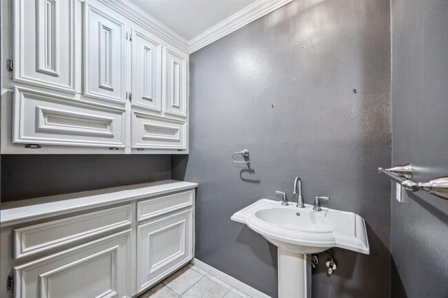 Building Photo - 5659 Chevy Chase Dr