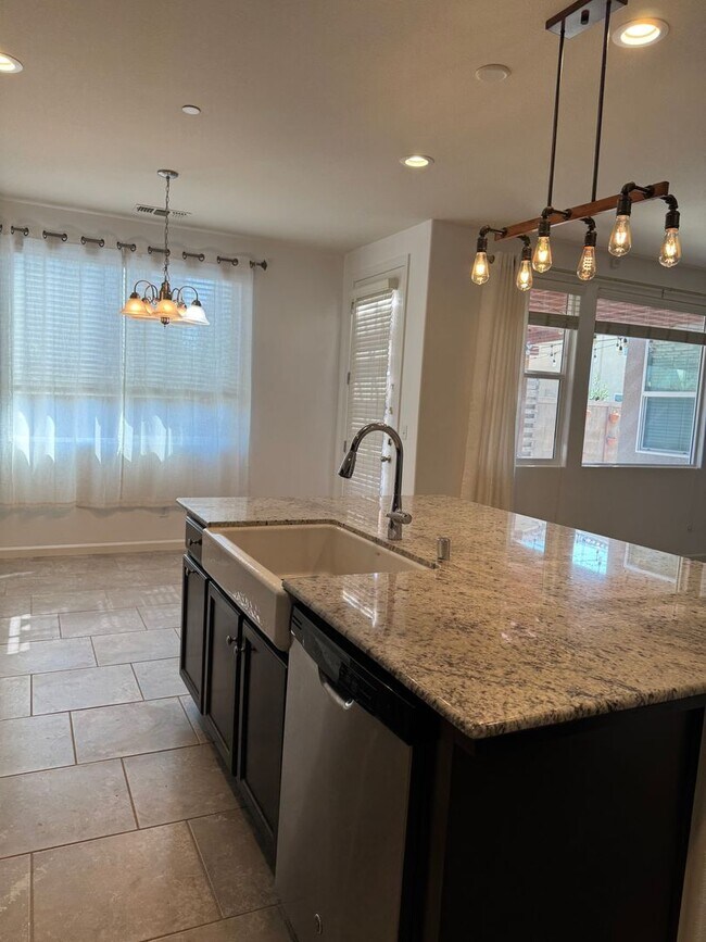 Building Photo - Move-in Ready Clovis Gem!