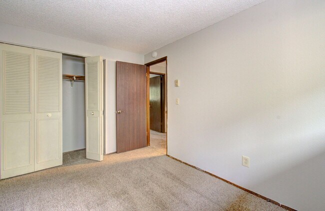 Building Photo - Elias / Boyd 701-03