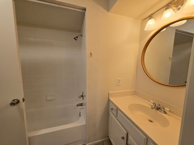 Building Photo - 3 Bedroom 2.5 Bathroom Sonoma Village Townhouse