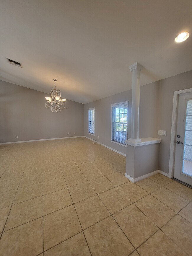 Building Photo - 1008 NW 12th Terrace