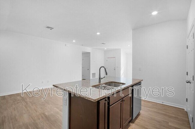 Building Photo - 341 Reeves St