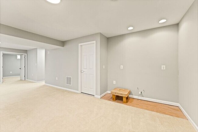 Building Photo - 243 Mindy Ct SE