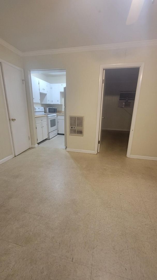 Building Photo - 1/1 Apartment for rent