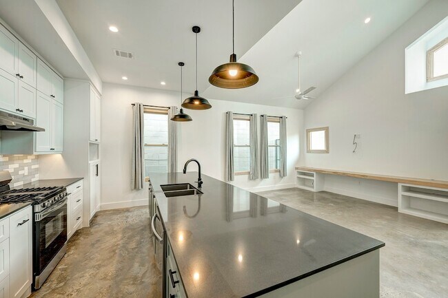 Building Photo - 1717 Airline Dr