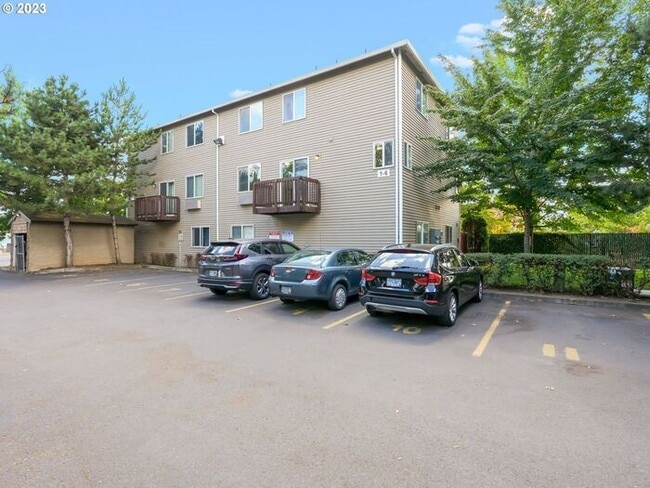 Building Photo - 2 bedroom 1.5 bath Condo! Washer and Dryer in unit!!