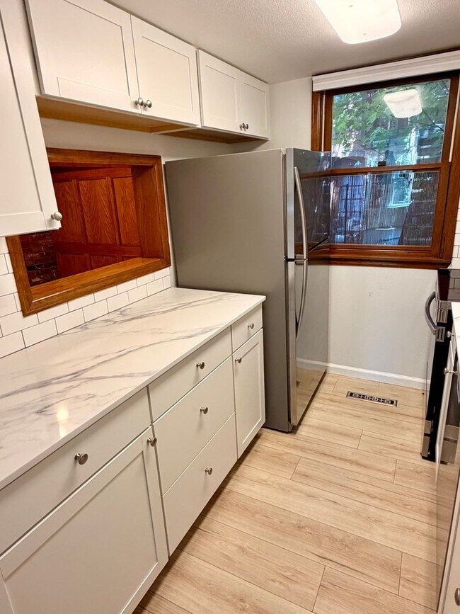 Building Photo - Two Bedroom PLUS Bonus Room on the West End of Pearl Street