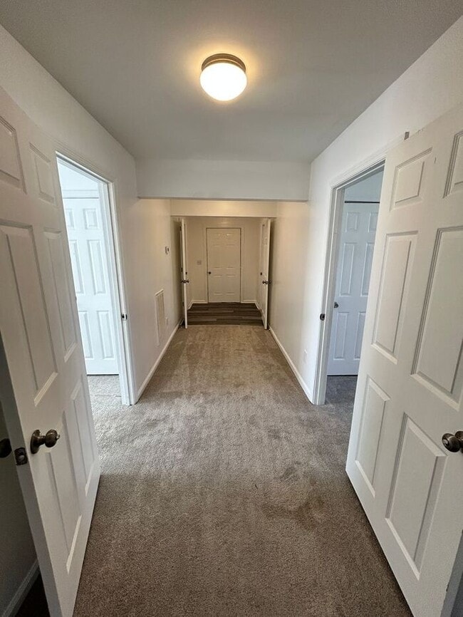 Building Photo - Spacious 4-Bedroom Duplex with Modern Amen...