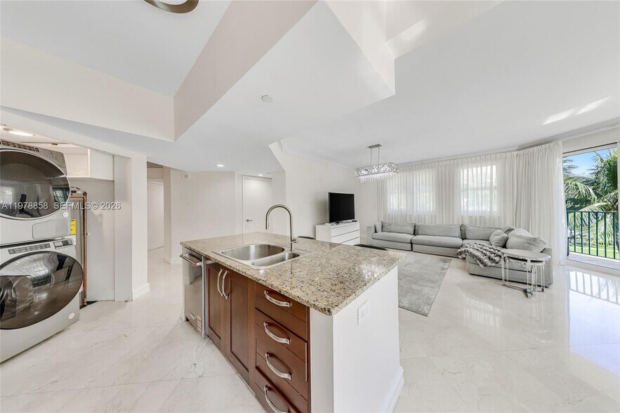 Building Photo - 20000 E Country Club Dr