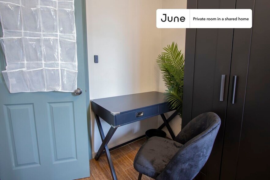 Building Photo - Private bedroom in 3 bed/1 bath Home