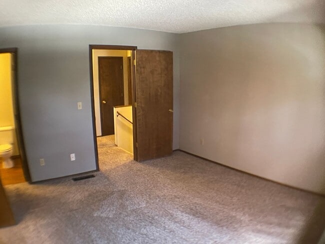 Building Photo - Super End unit Townhouse!!
