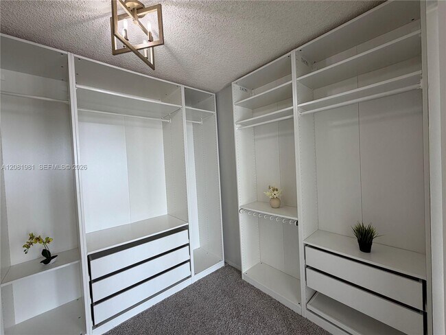 Building Photo - 1000 Parkview Dr