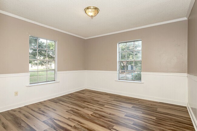 Building Photo - Cute 2 Bedroom Home