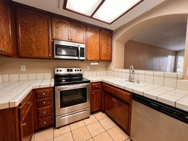 Building Photo - SOUTHWEST BAKERSFIELD