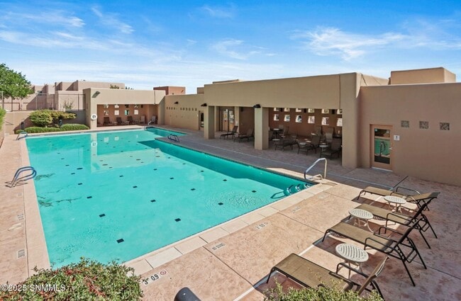 Building Photo - Gorgeous Townhouse in Pueblos at Alameda R...