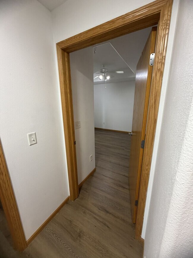 Building Photo - New Listing - 2 Bedroom, 1 Bath Condo on Northeast side of Iowa City
